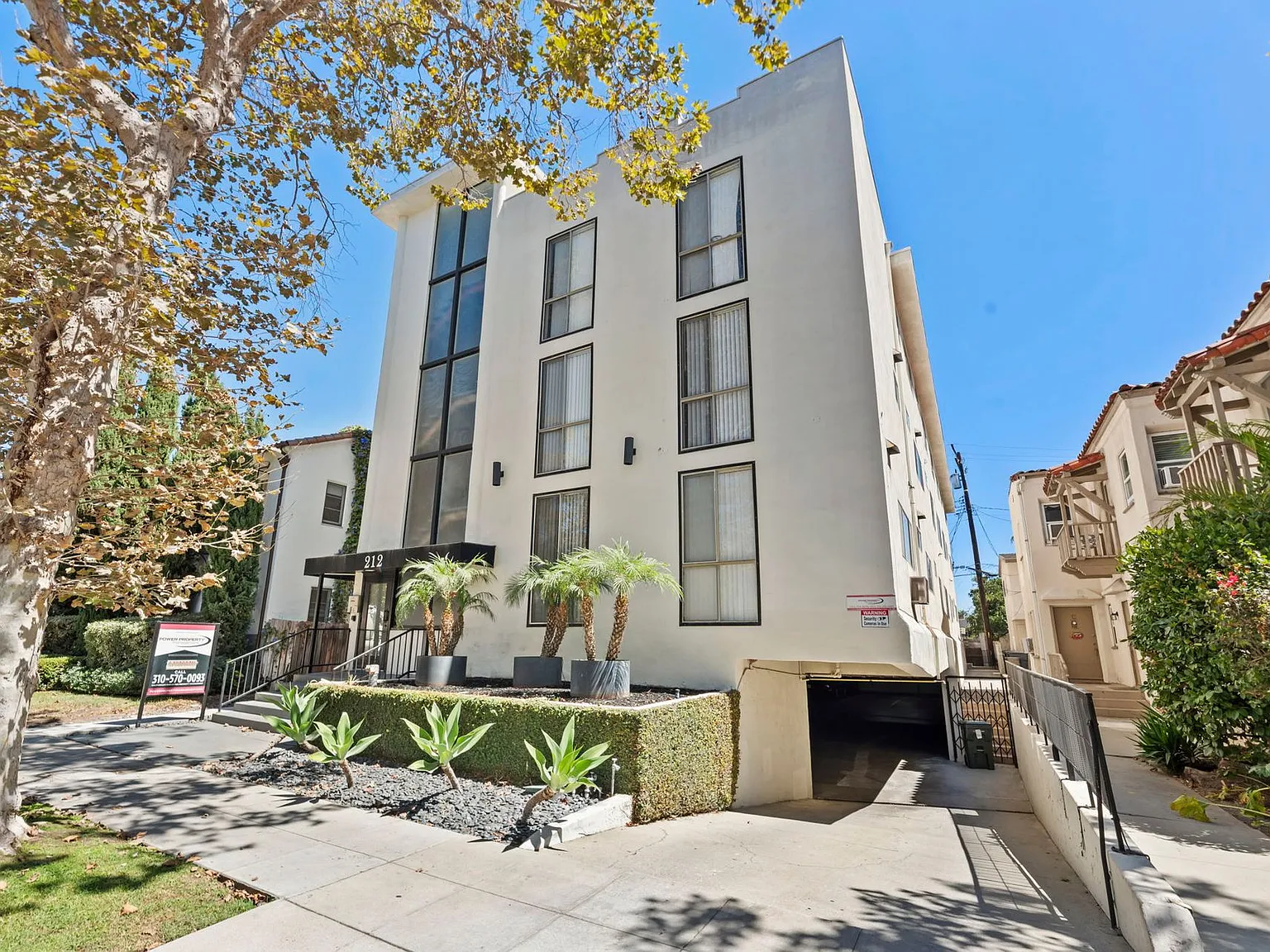 212 S Arnaz Dr — Photo 3