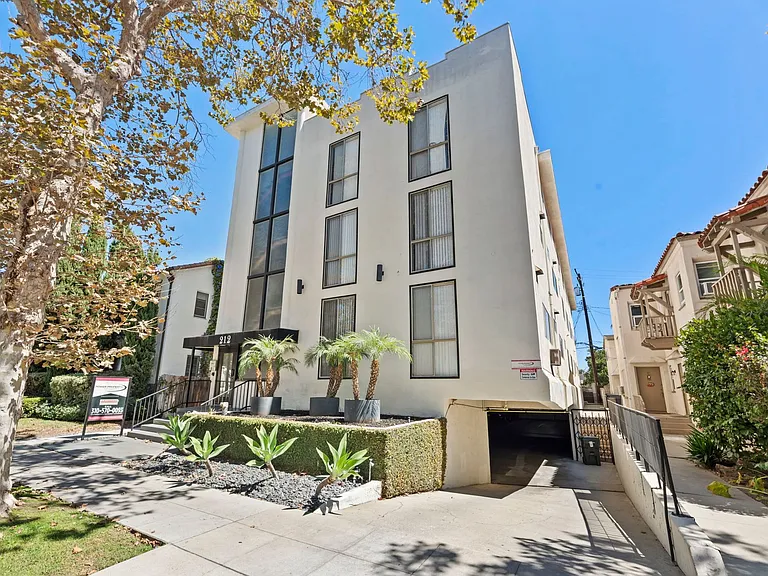 212 S Arnaz Dr — Photo 3