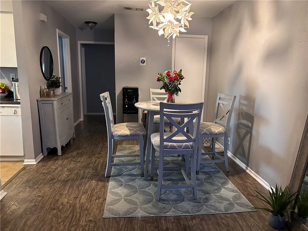 2 bed, 1.0 bath, 991 sqft, $1,175 — Photo 4