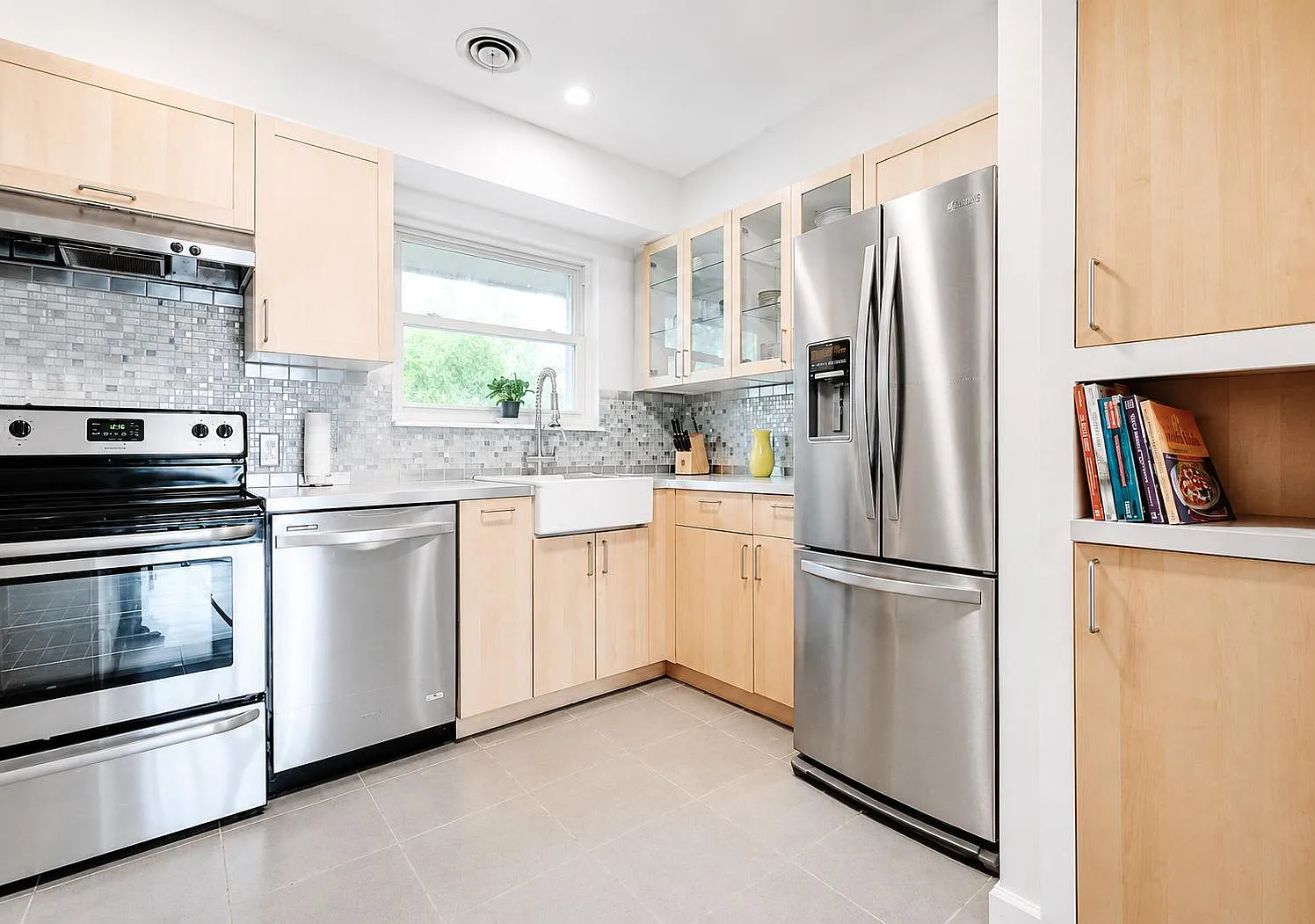 2 bed, 2.0 bath, 1576 sqft, $1,990 — Photo 4