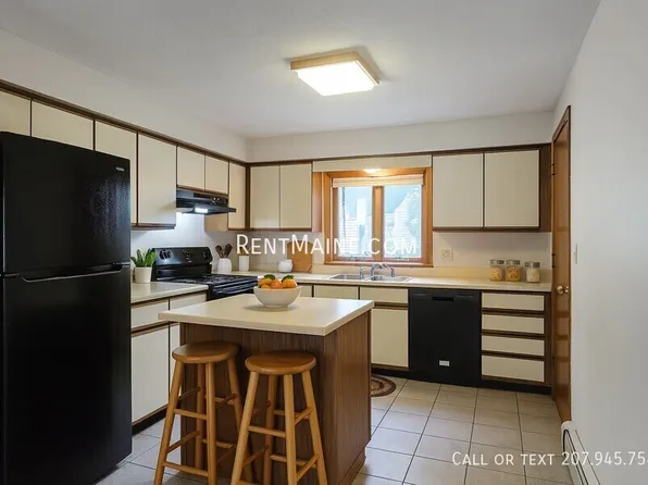 7 Hartley St APT 1, Lewiston, ME 04240