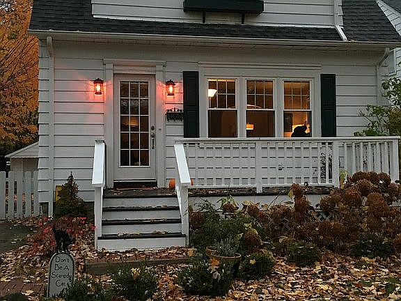 2nd image of 1023 E 6th St