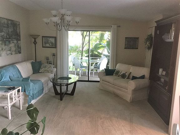 Living room with view of lnai