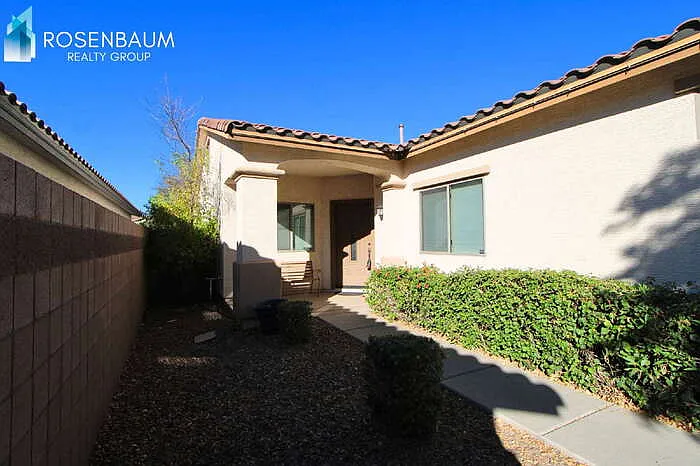 3 bed, 2.0 bath, 1972 sqft, $2,495 — Photo 2