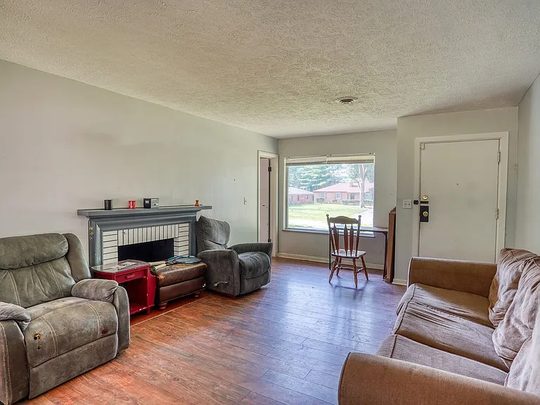 2920 Highwoods Dr E — Photo 2