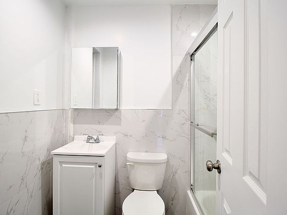 4th image of 332 W 37th St APT 4RW