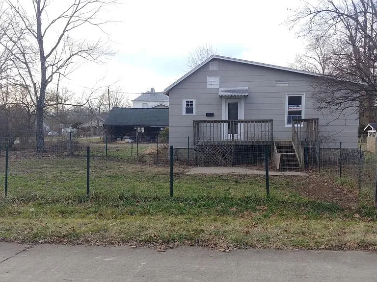 307 Garfield Ave — Photo 1