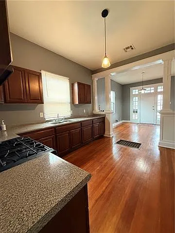 2910 Bruxelles St — Photo 7