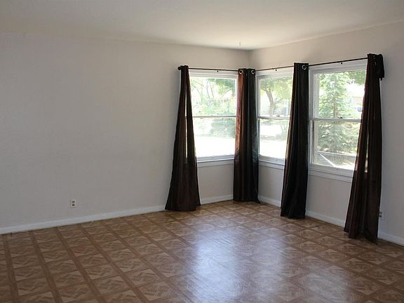 3rd image of 1044 W Pontiac Way