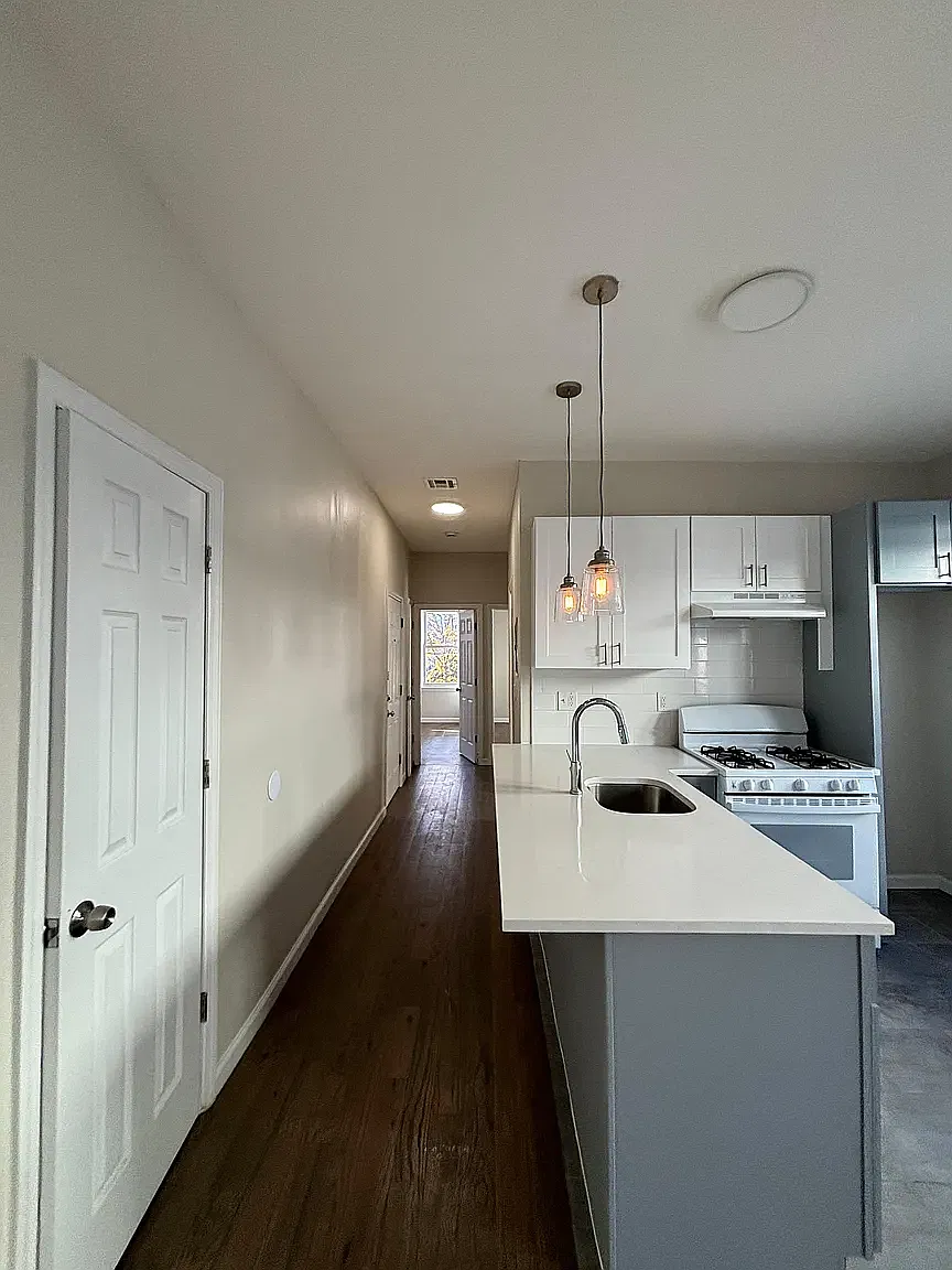 3 bed, 1000 sqft, $2,294 — Photo 2