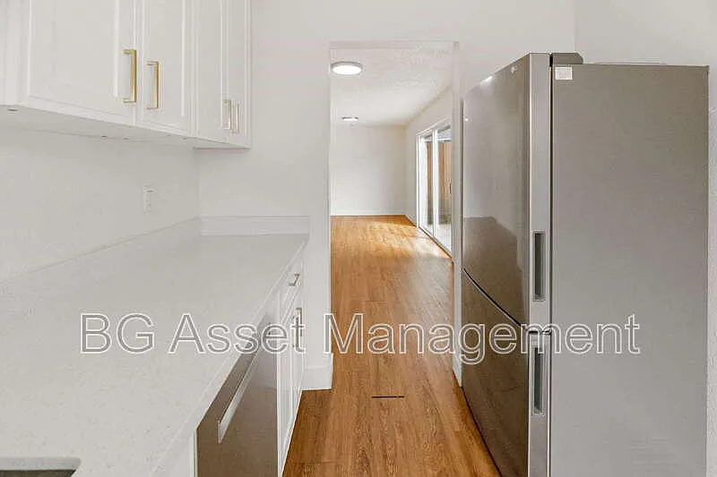 2 bed, 1.0 bath, 690 sqft, $2,395 — Photo 3