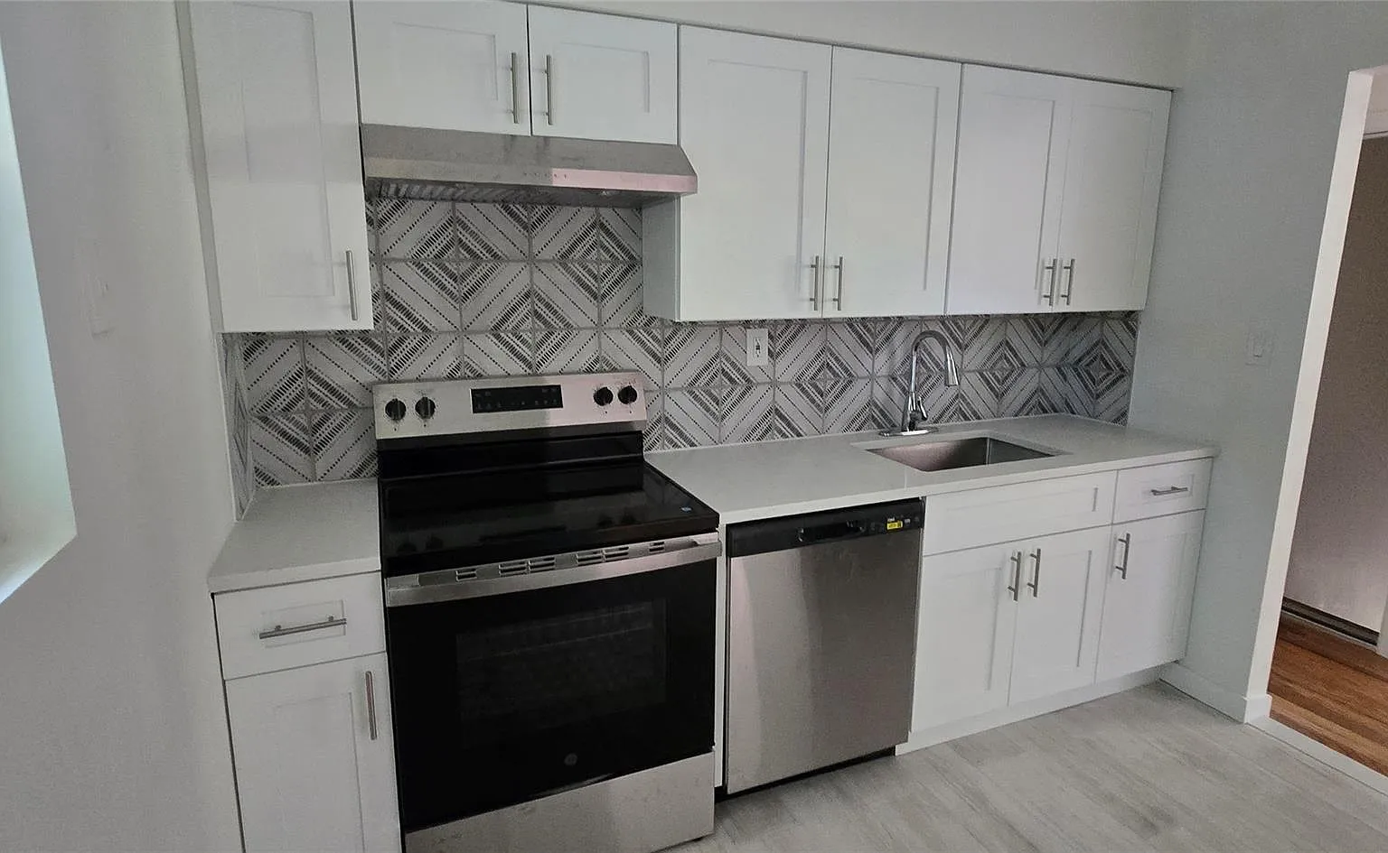 3 bed, 1.0 bath, 1400 sqft, $3,350 — Photo 4