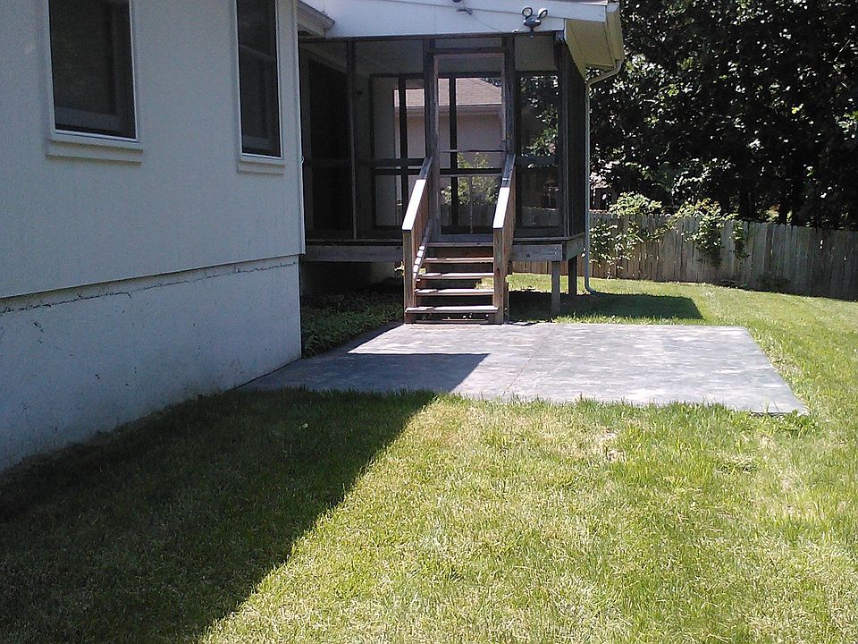2nd image of 1120 NE Lindsay Ave