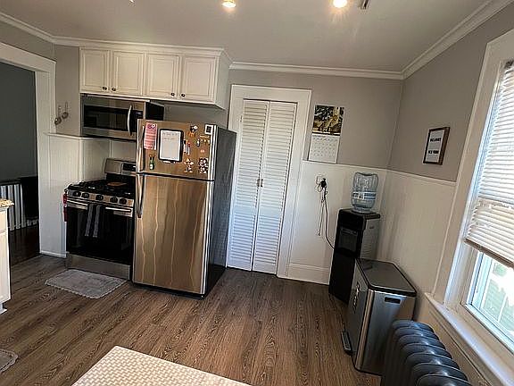 kitchen w/ large pantry