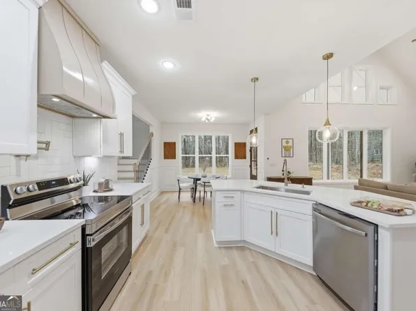 370 Harbour Shores Dr, Jackson, GA 30233