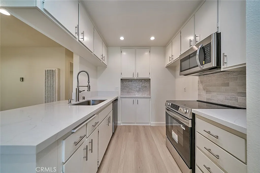 1 bed, 639 sqft, $2,300 — Photo 1