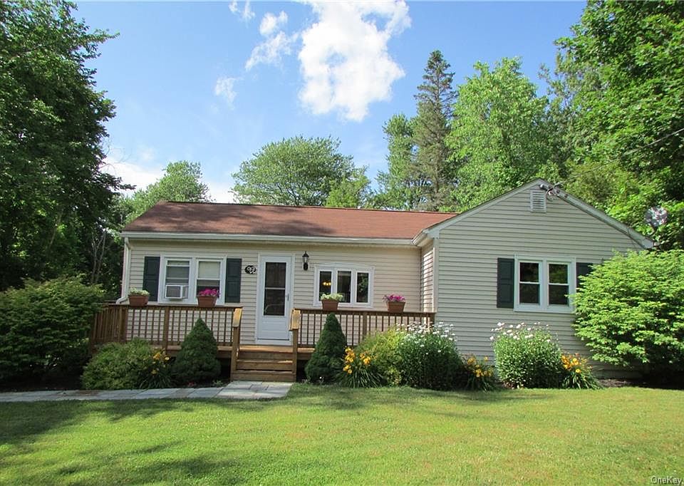1st image of 22 Maple Dr
