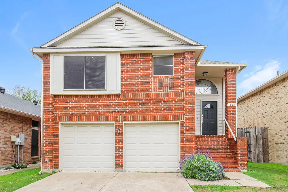 3 bed, 2.0 bath, 1625 sqft, $2,220 — Photo 1