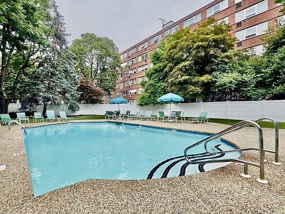 2nd image of 10 Hammond Pond Pkwy APT 304