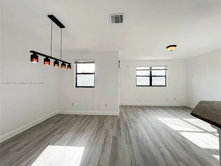 639 NE 33rd Ter — Photo 5