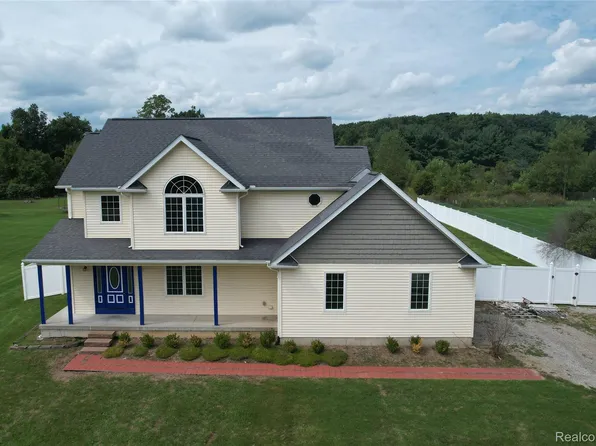 3068 W Cook Rd, Grand Blanc, MI 48439