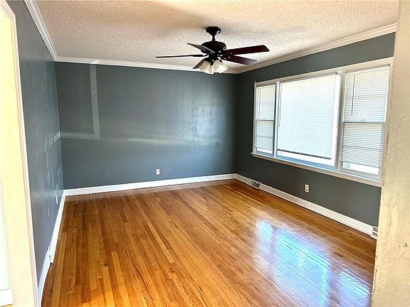 2nd image of 4833 Wood Ave
