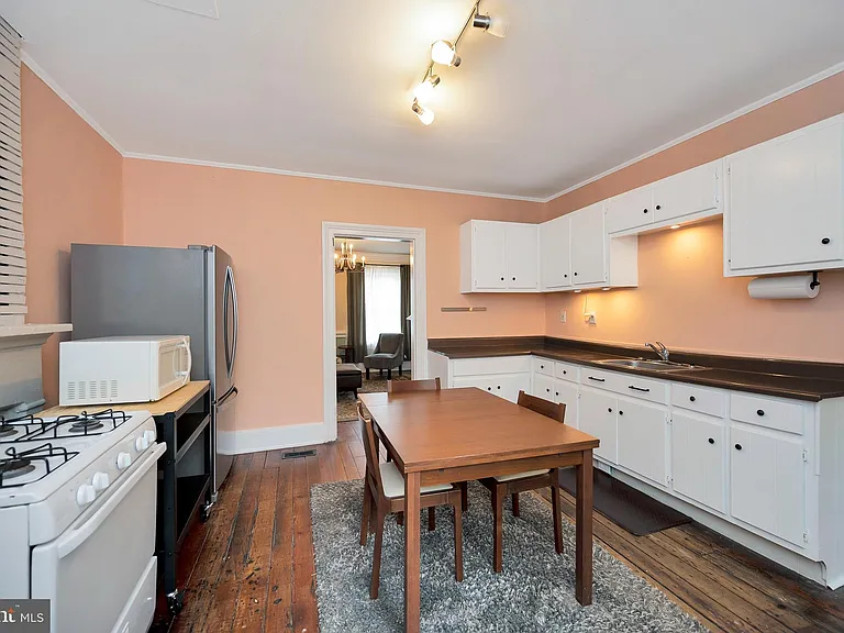 305 Prince Edward St — Photo 23