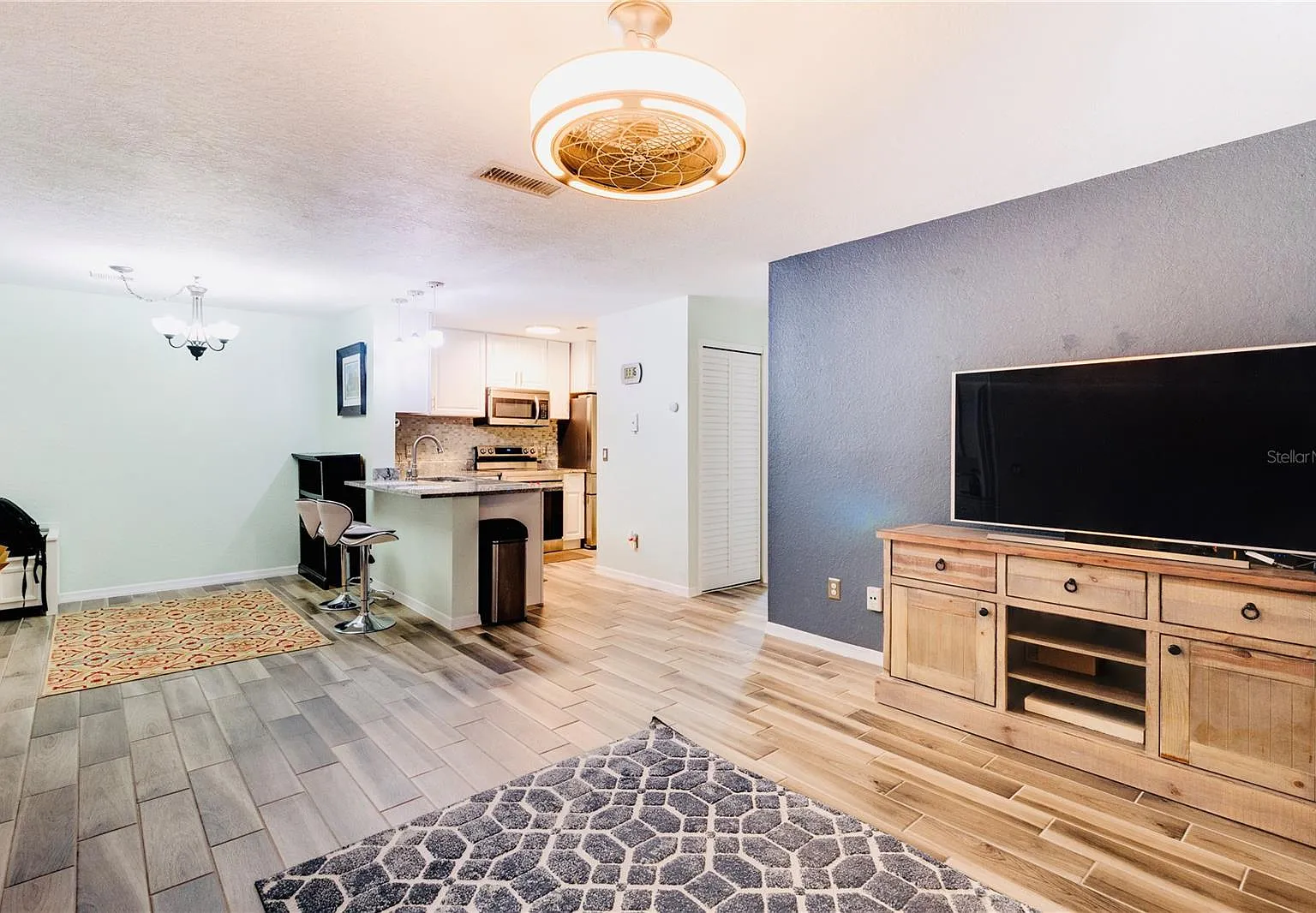 2 bed, 1003 sqft, $1,895 — Photo 3
