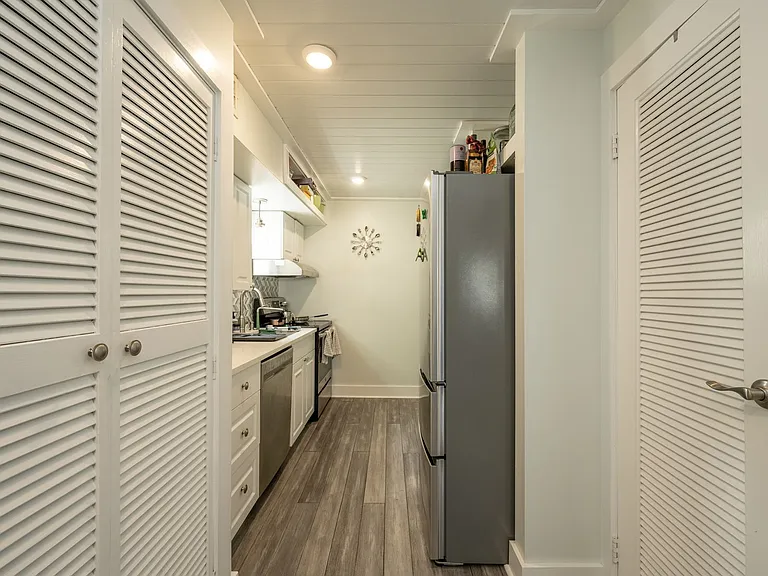 415 Julia St — Photo 14