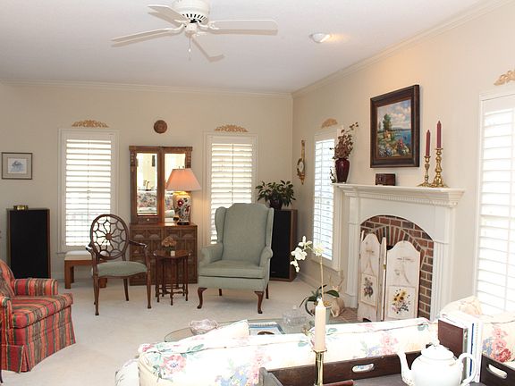 Living Room w/gas log FP