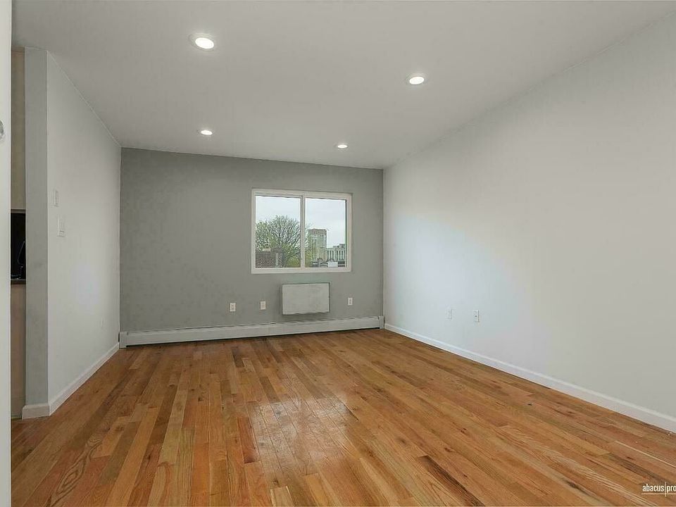 1st image of 227 Veronica Pl #2