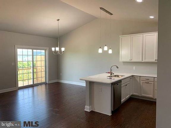 3rd image of 139 Bilberry Cir