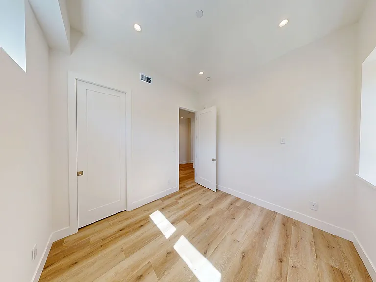 2952 Folsom St — Photo 15