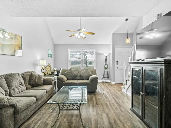910 E Summit St, Smithville, MO 64089
