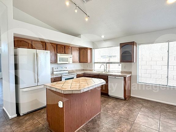4th image of 641 E Lovegrass Dr