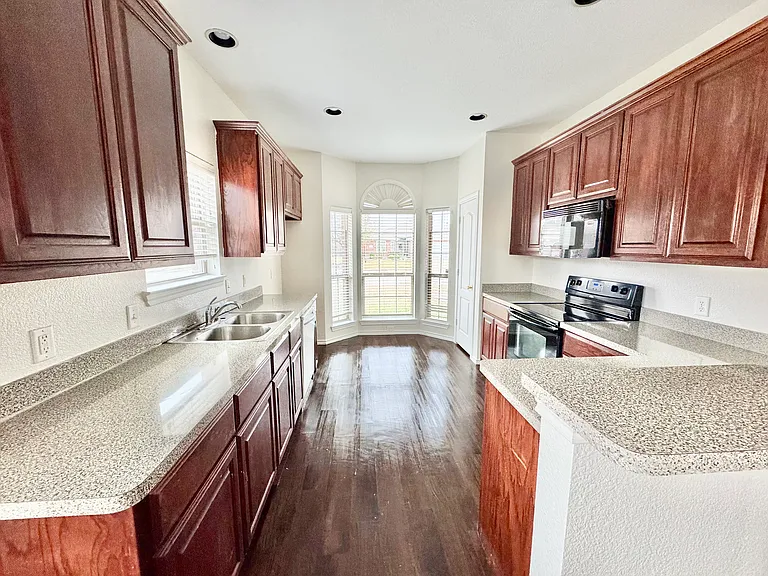 2101 Woodhaven Dr — Photo 3