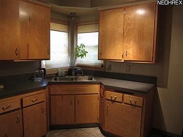4th image of 105 John St