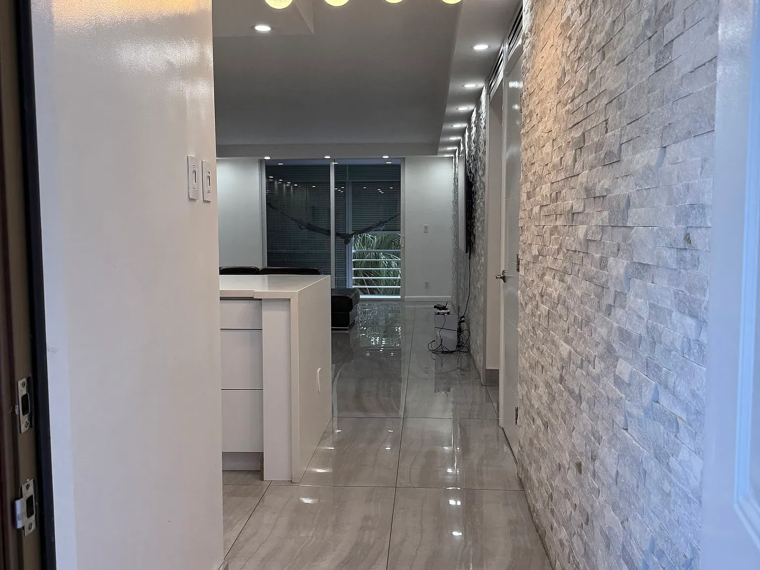 2 bed, 2.0 bath, 1060 sqft, $2,100 — Photo 2