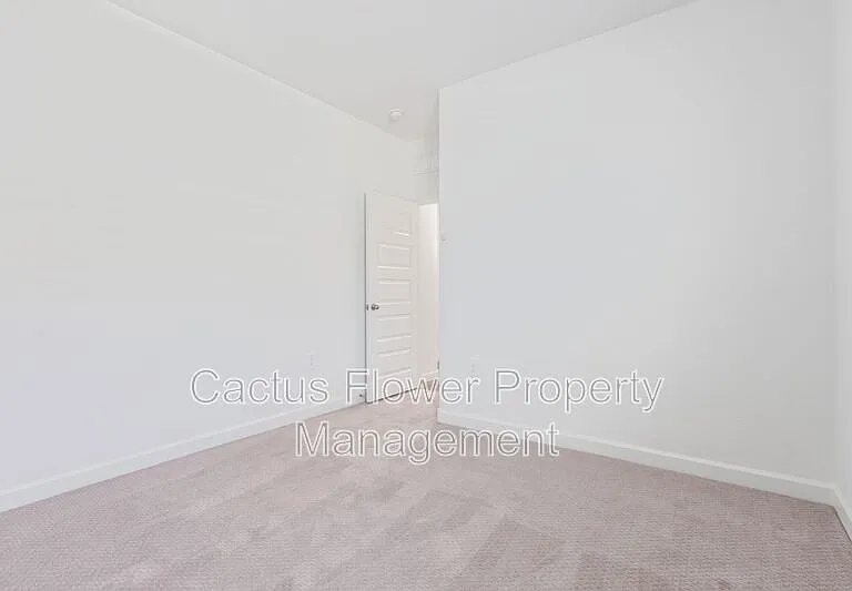 2124 W Sombra Ave — Photo 28