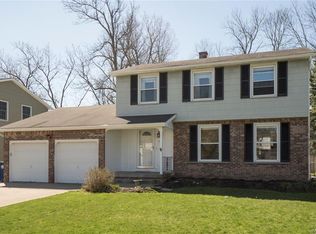 72 Mapleleaf Dr, Williamsville, NY 14221