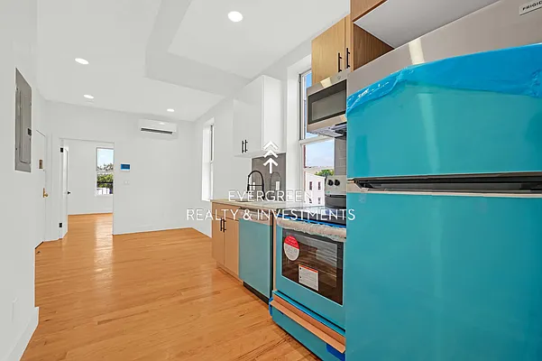 Rented by Evergreen Realty & Investments | media 10