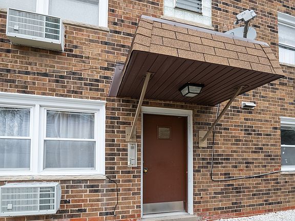 3rd image of 3158 N Neenah Ave #1A