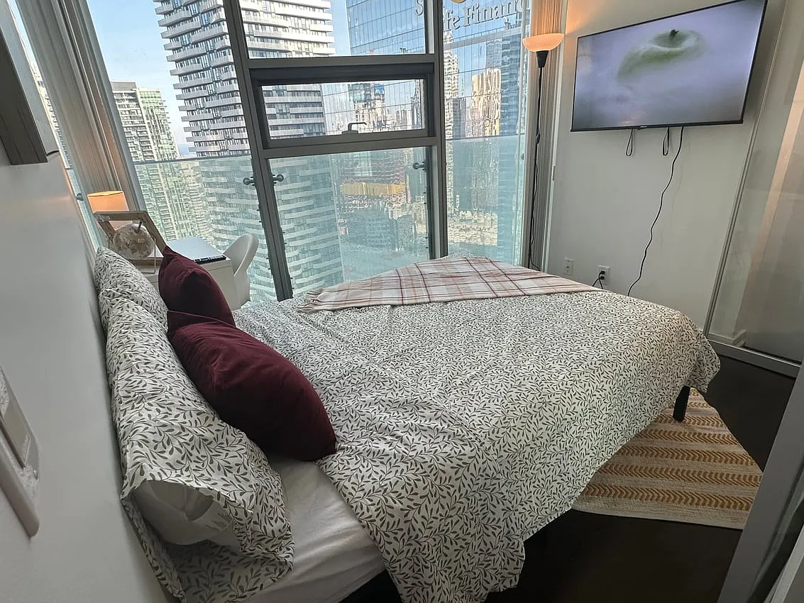 Deluxe Room - York St & Bremner Blvd — Photo 3