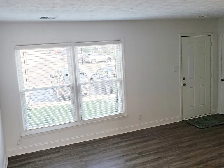 207 Hedgewood Ct — Photo 4