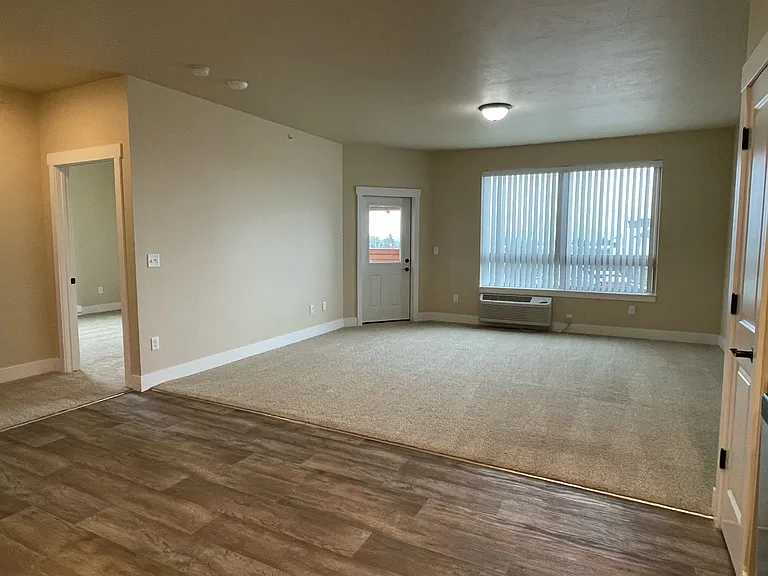 Princess suite 
978 SQ. FT. 
2 bed 1 bath
Living Room