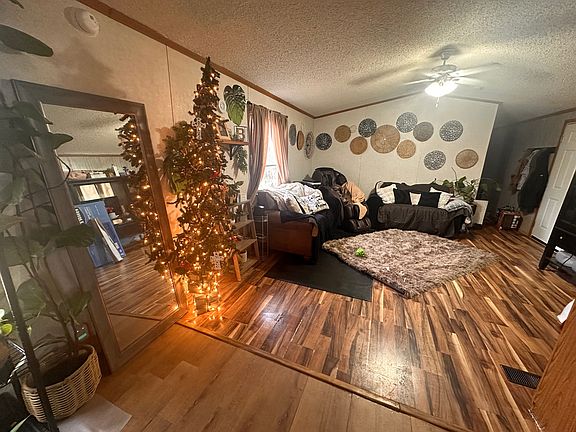 5th image of 806 Jenkins St