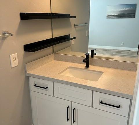 5th image of 829 S Farmer Ave APT 1