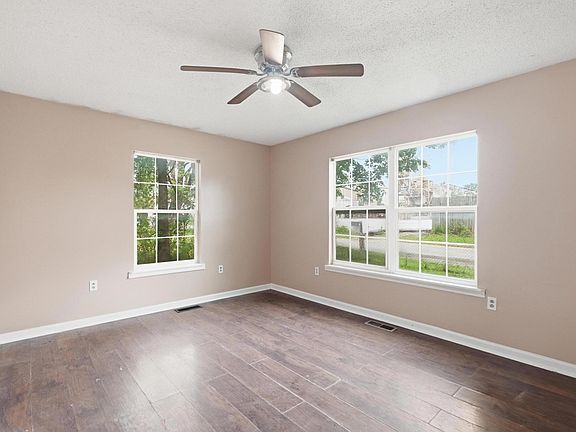 5th image of 725 Mill St