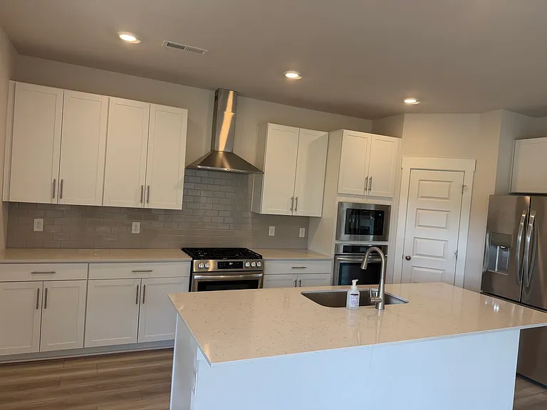 1433 English Oak Dr — Photo 2