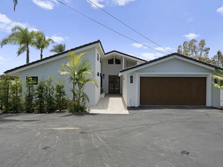 683 Marine View Ave — Photo 3